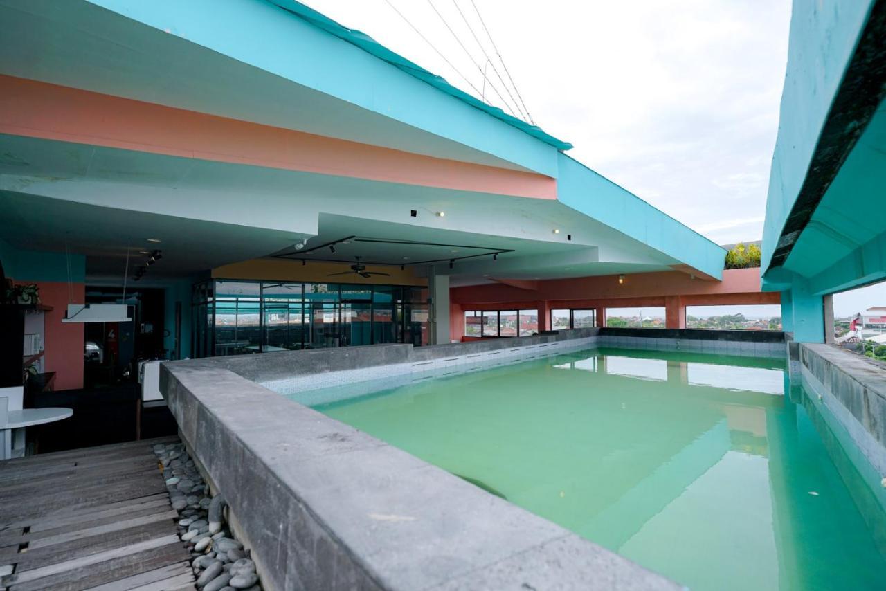 Hotel Reddoorz @ Sunset Point Seminyak Exterior foto